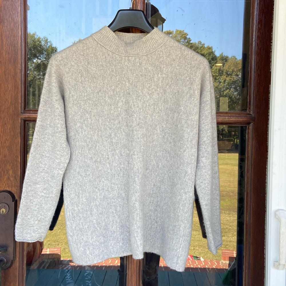 Antonio Melani 100% cashmere open back sweater! Size small‎
